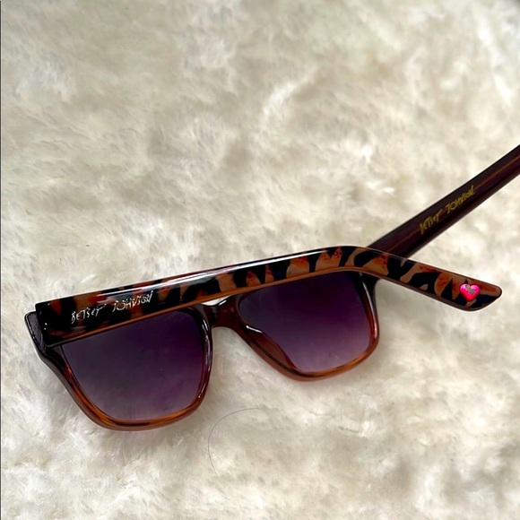 Betsey Johnson Tortoise Shell Sunglasses - Picture 5 of 8